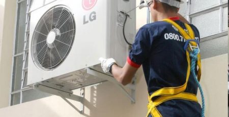 آقای نصاب کورلرگازی در حال نصب بر روی پایه کولرگازی